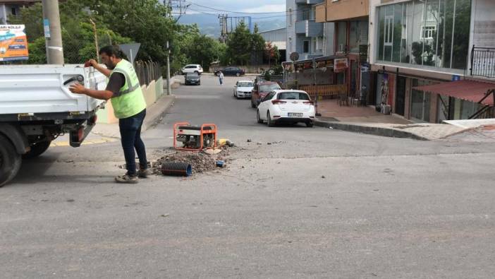 Yol çalışması yaparken araba çarptı