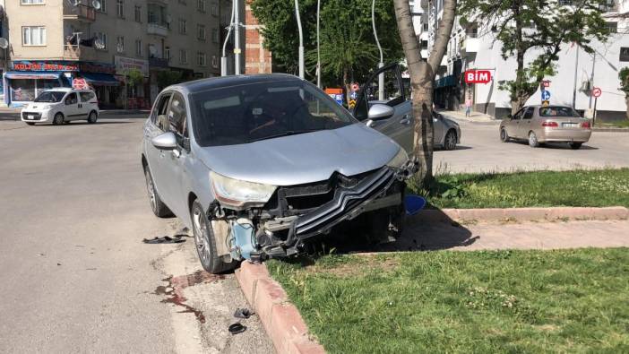 Elazığ’da otomobil refüje çıktı