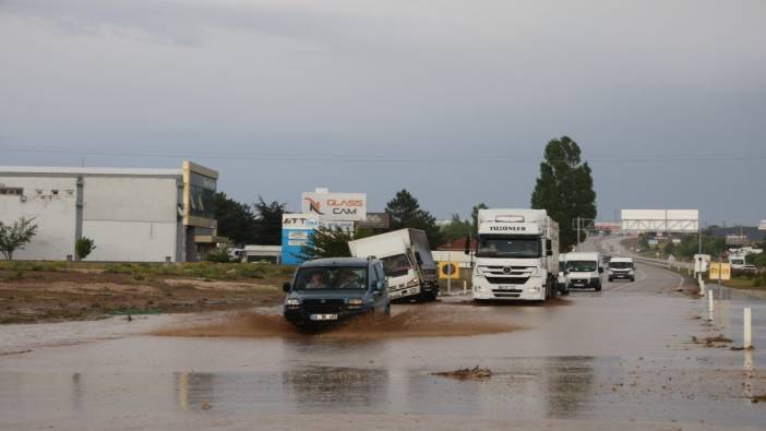 Nevşehir'de sağanak yağış trafiği felç etti