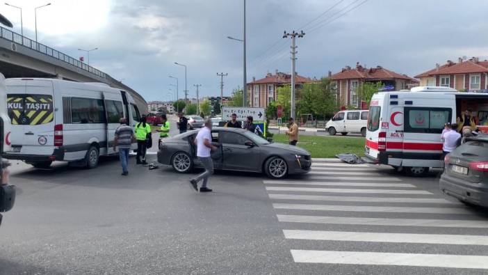 Kütahya'da otomobil ile minibüs çarpıştı:  2 yaralı