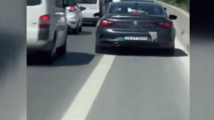 Emniyet şeridinden gittikleri yetmedi ambulansa da yol vermediler