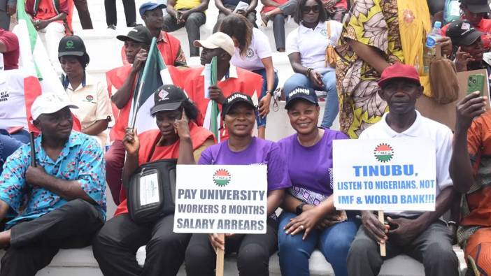Nijerya'da işçi sendikaları ülke genelinde süresiz grev ilan etti