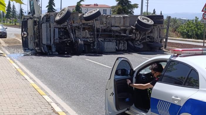 Lastiği patlayan tır devrilince yolu kapattı