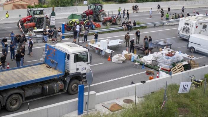 Çiftçilerden yol kapatma eylemi