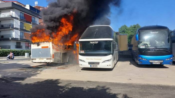 Park halindeki otobüs yandı, sıçrayan alevler 2 otobüsü daha yaktı