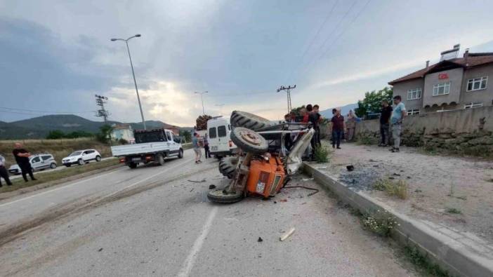 Sinop’ta traktör minibüsle çarpıştı: 1 ölü, 1 yaralı