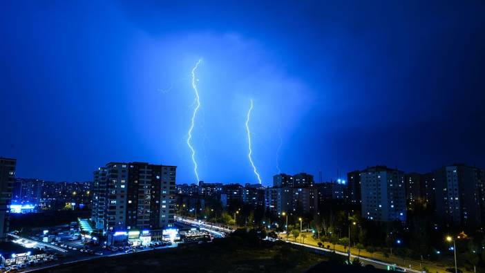 Ankara’da şimşekler geceyi gündüze çevirdi