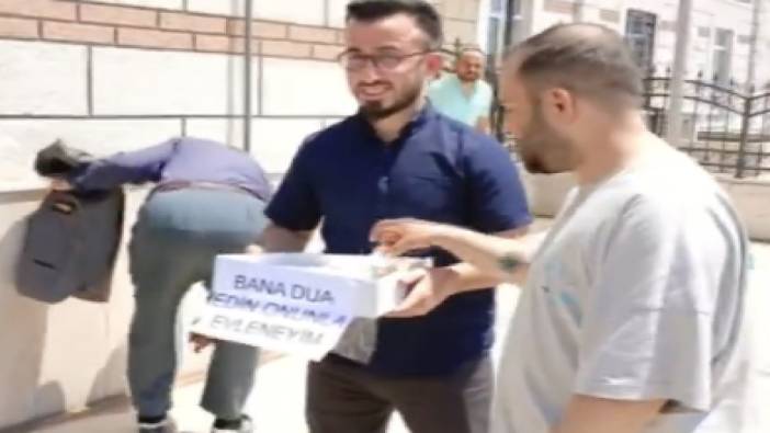 "Bana dua edin onunla evleneyim" notuyla cami çıkışında lokum dağıttı!