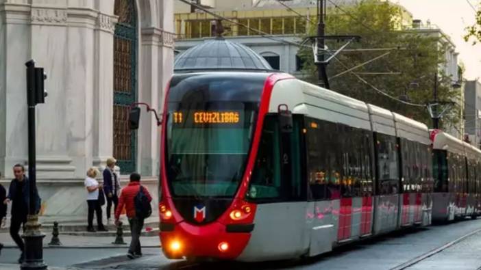 Tramvay seferlerinde aksama. Araç yolu kapadı