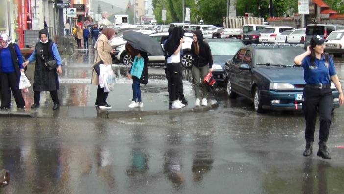 Kars'ı dolu vurdu cadde ve sokaklar böyle göle döndü