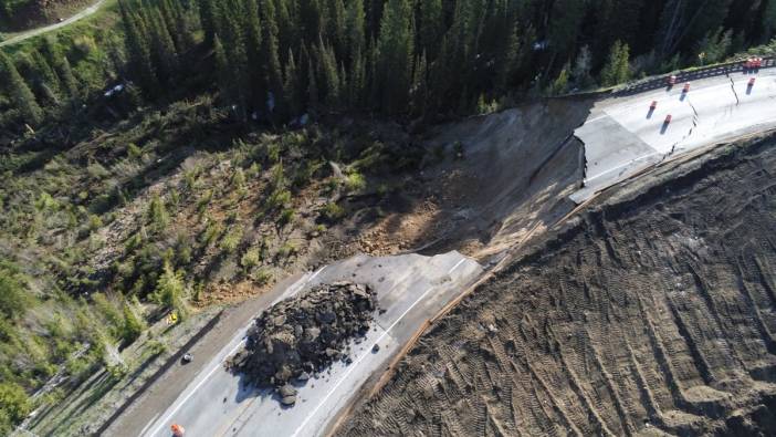 ABD’de dağ geçidinde yol çöktü