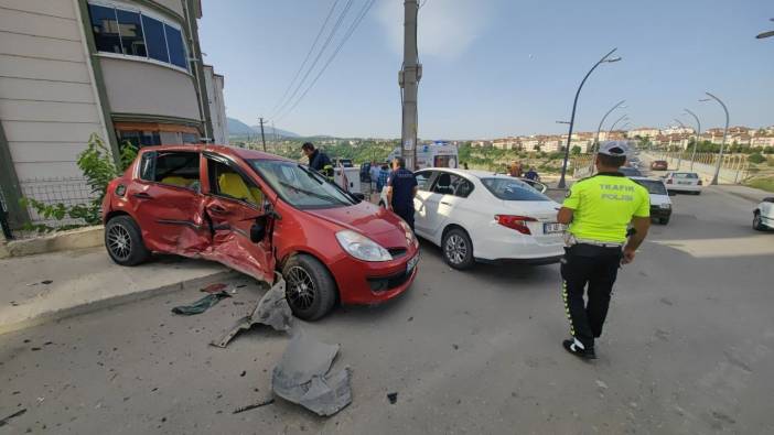 İki otomobil kafa kafaya çarpıştı (13 Haziran 2024)