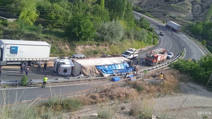 Gürün'de virajı alamayan tır devrildi: Yol ulaşıma kapatıldı