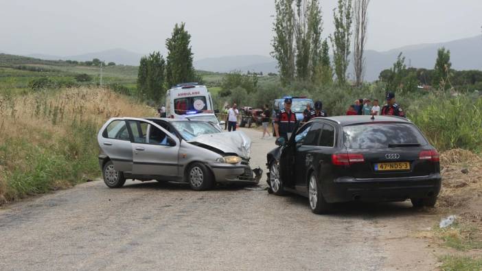 Manisa'da otomobiller çarpıştı. evli çift öldü 2 yaralı