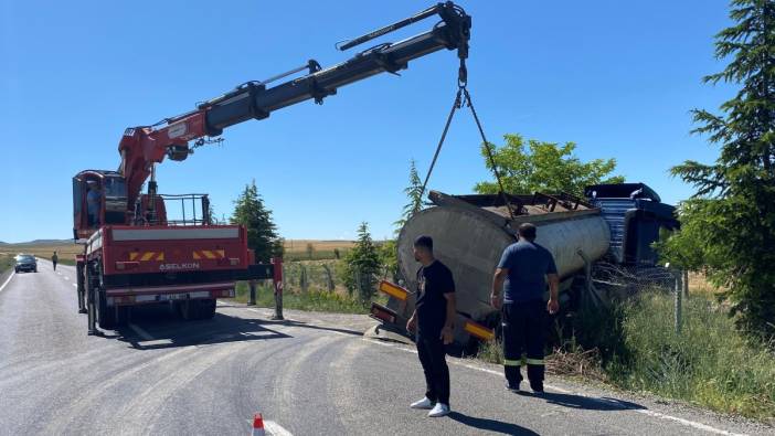 Kontrolden çıkan TIR şarampolde askıda kaldı