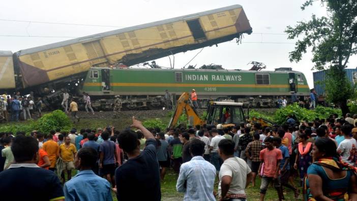 Hindistan'da tren kazası: 8 ölü, 60 yaralı