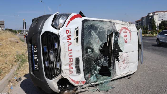 Ambulans takla attı: 5 yaralı