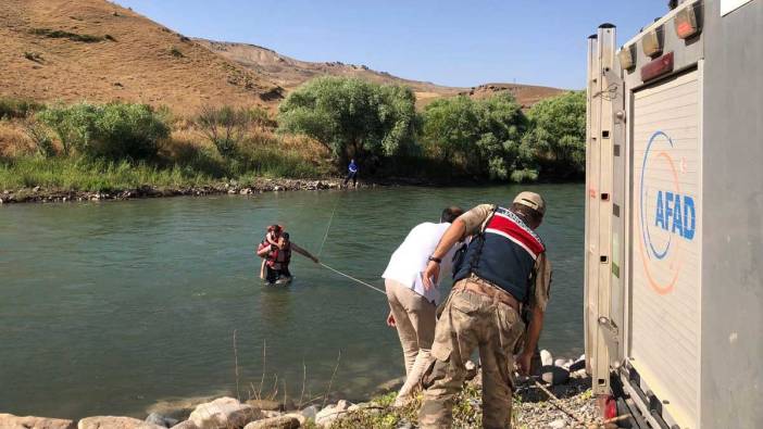 Siirt Kezer Çayı'nda mahsur kalan aile kurtarıldı