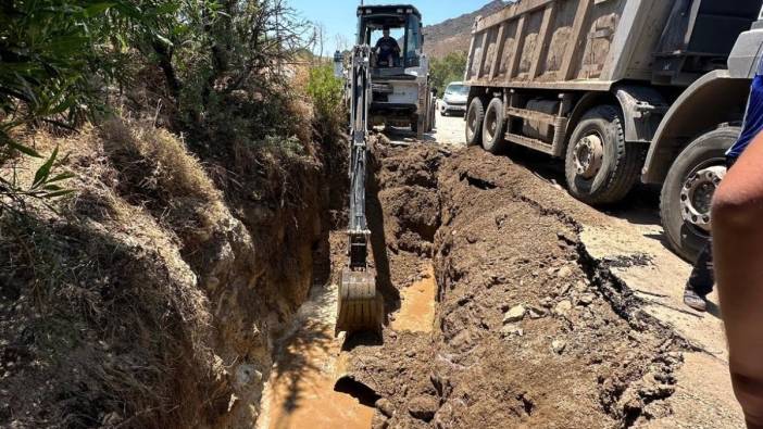 Bodrum’da otomobil çukura düştü