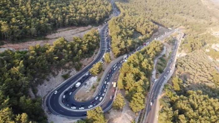 Muğla’da otobüs arızası trafiği kilitledi:  15 kilometrelik araç kuyruğu dron ile görüntülendi