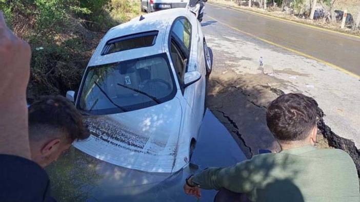 Bodrum’da isale hattı patladı; otomobil oluşan çukura düştü