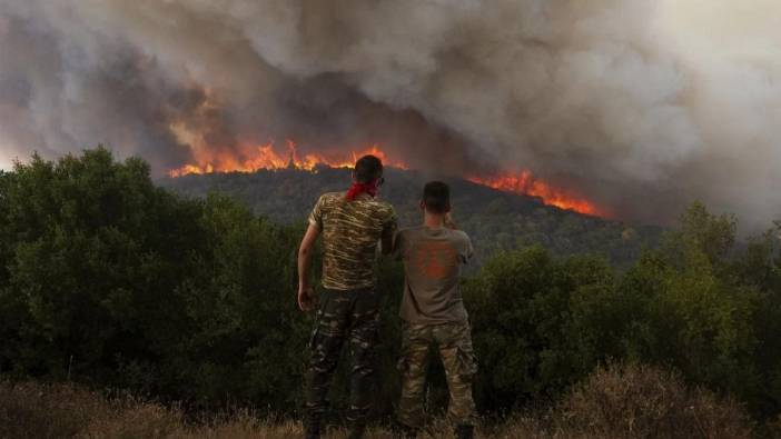 Yunan adasında yattan atılan havai fişek orman yangınına neden oldu