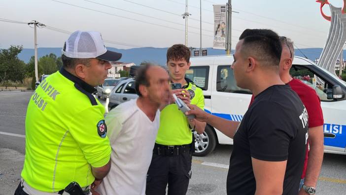 Yol kenarında tuvaletini yapan alkollü sürücü polise yakalandı