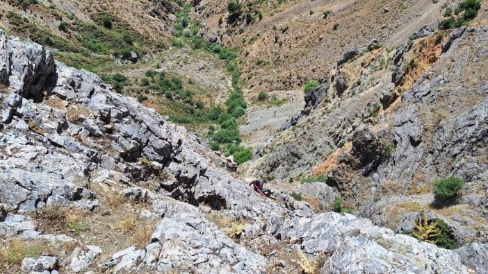 Kayalıklarda mahsur kalan şahsın yardımına AFAD yetişti