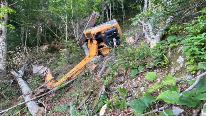 İş makinesi dik yamaçtan 50 metre uçtu: Operatör altında kaldı