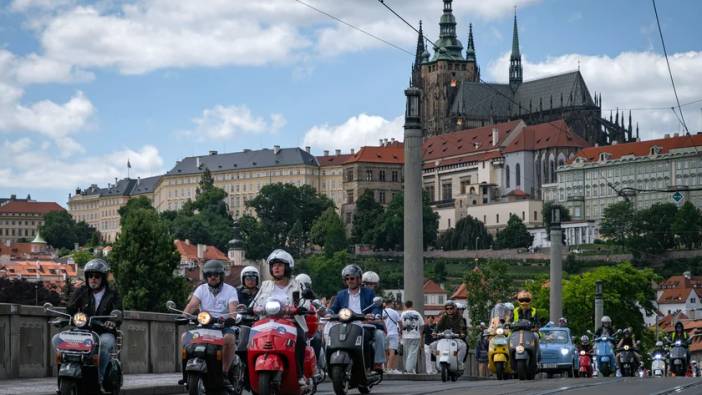 Vespa severler Prag'da bir araya geldi