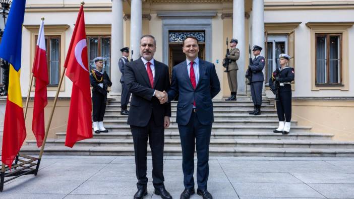 Fidan Varşova'da Polonyalı mevkidaşı Sikorski ile görüştü