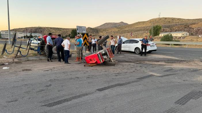 Otomobille çarpışan traktör ikiye bölündü: 5 yaralı