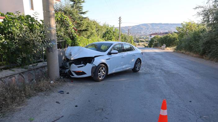 Otomobil beton direğe çarptı: 2 yaralı