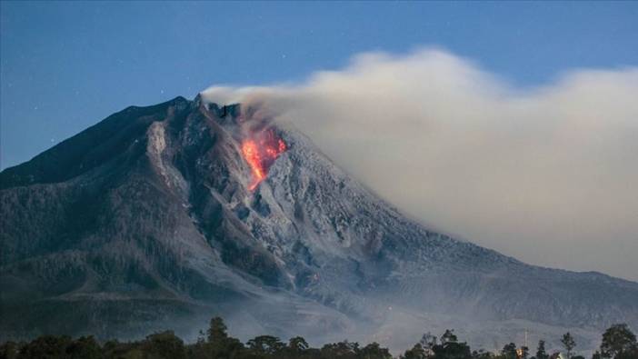 Endonezya'da  yanardağ bir günde iki kez patladı