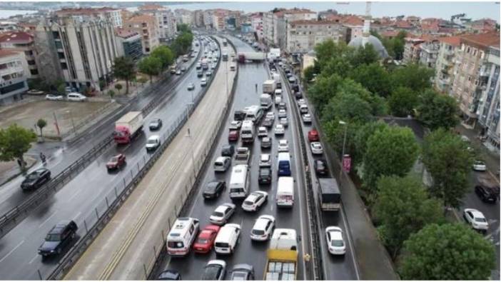 Avcılar'da E5 karayolu trafiğe kapatıldı