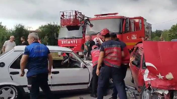 2 Tofaş marka araç kafa kafaya çarpıştı