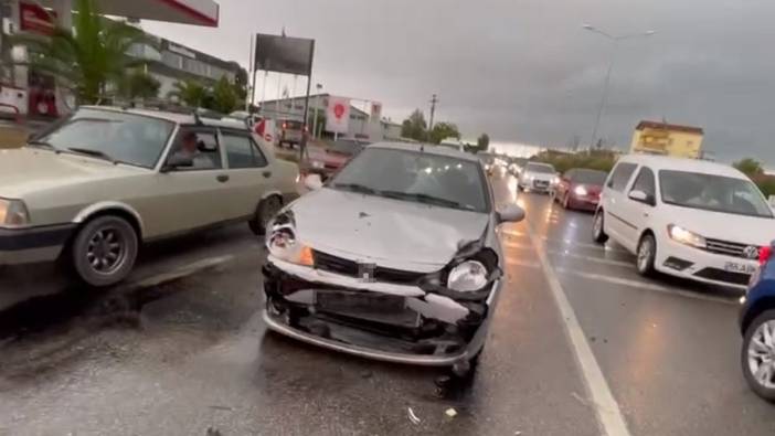 Samsun'da ışıkta duran otomobile çarptı. 2 yaralı