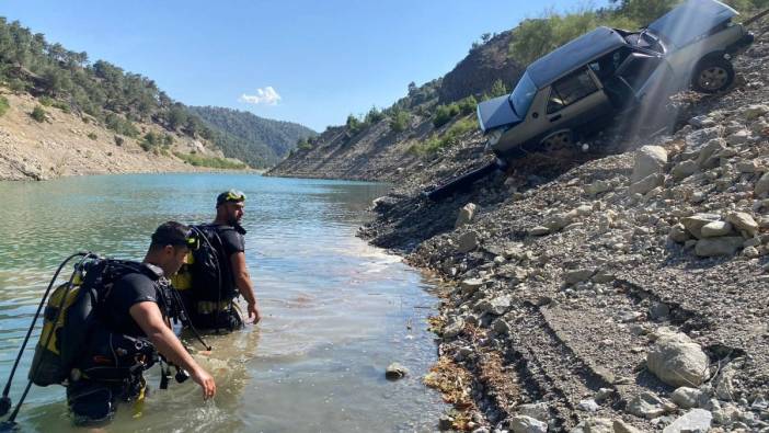 El freni çekilmeyen araç baraj gölüne uçtu