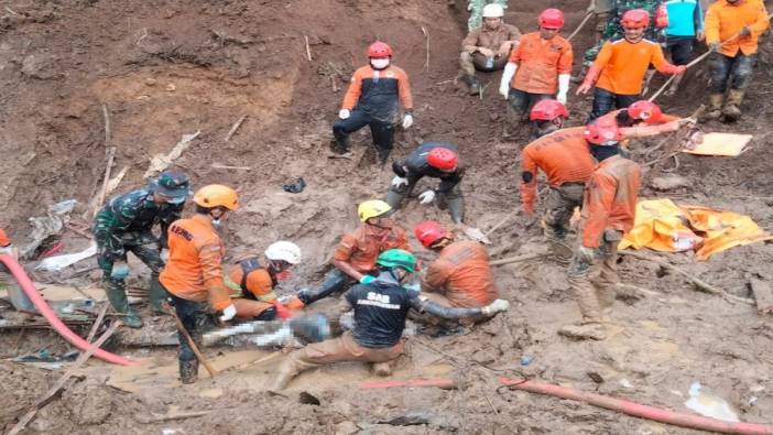 Endonezya'da altın madeninde toprak kayması: 10 ölü, 40 kayıp