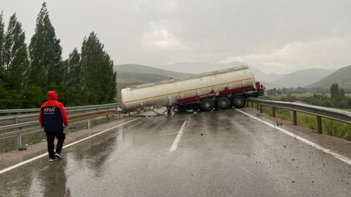 Dorsesi ayrılan tanker bariyerlere çarptı