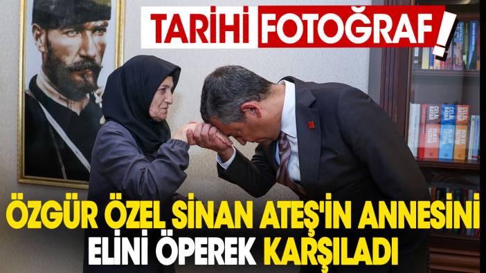 Özgür Özel Sinan Ateş'in annesini elini öperek karşıladı. Tarihi fotoğraf