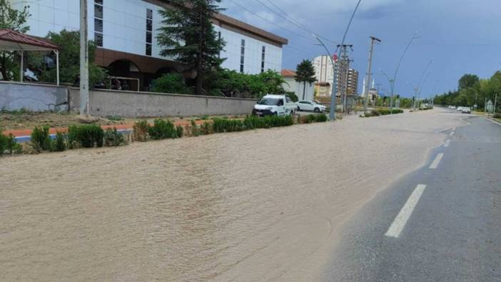 Niğde'de yağış hayatı felç etti