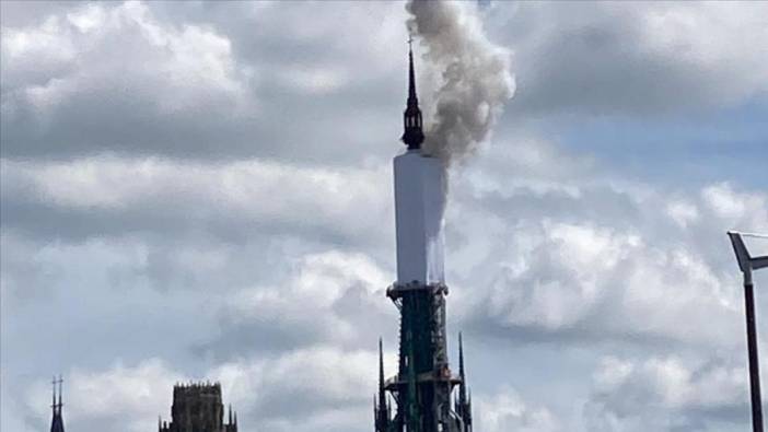 Tarihi katedralin kulesi yandı