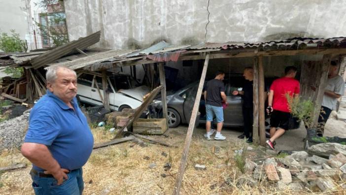 Gaz pedalı takılı kaldı, garajın kapısını kırarak otomobile çarptı