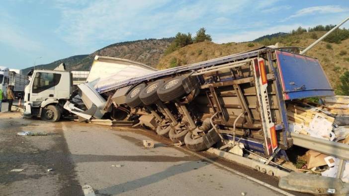 Karton yüklü tır devrildi: 1 yaralı