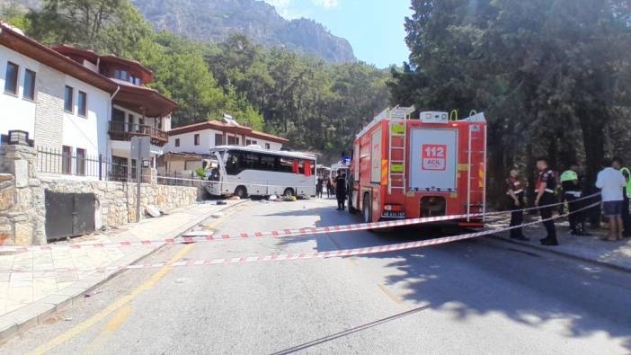 Tur otobüsü park halindeki araçlara çarptı. Kazayı araç kamerası kaydetti