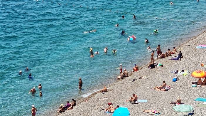 Antalya'da sıcaklar bunalttı sahiller doldu taştı