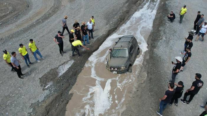 Off-road yarışmasında araçlar çamura gömüldü. Kepçeler zor kurtardı