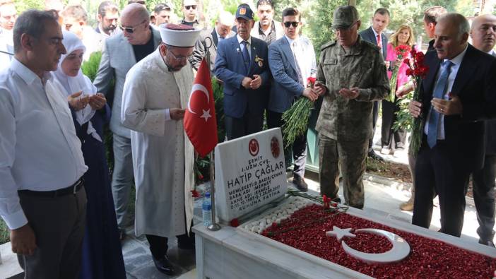 Emekli astsubaylardan şehit Ömer Halisdemir'in mezarına ziyaret