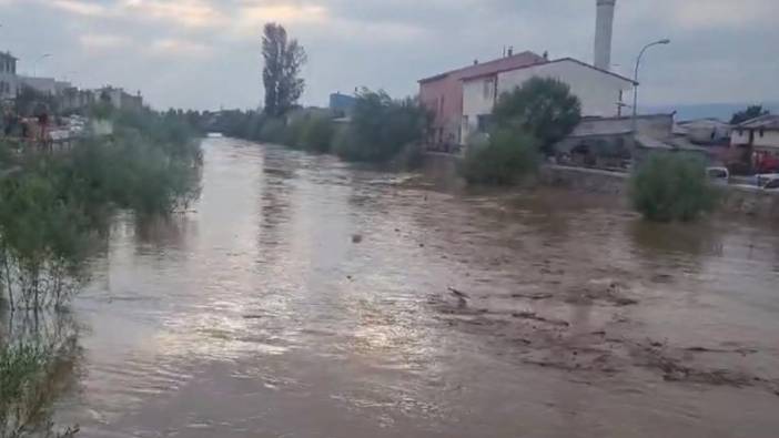 Erzurum’da sel suları köprü yıktı evleri su bastı